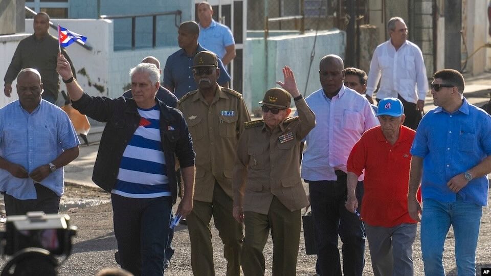 El líder de la Revolución cubana, Raúl Castro Ruz, y el presidente Miguel Díaz-Canel. dXmedio.