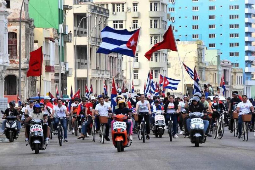 Miles de jóvenes cubanos marchan en defensa de la Revolución. dXmedio.